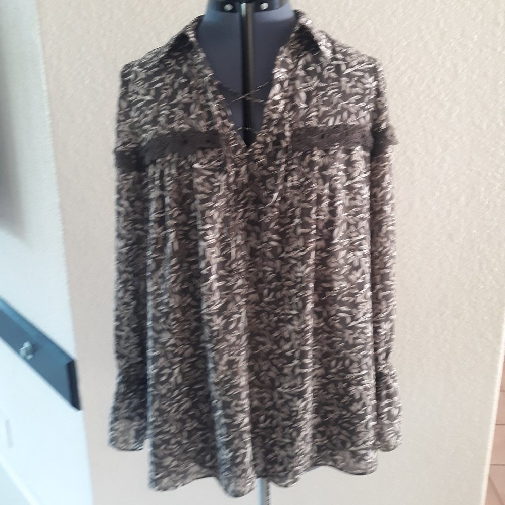 Davi & Dani, large Dark taupe- brown/w cream  lace up long sleeve pull on blouse